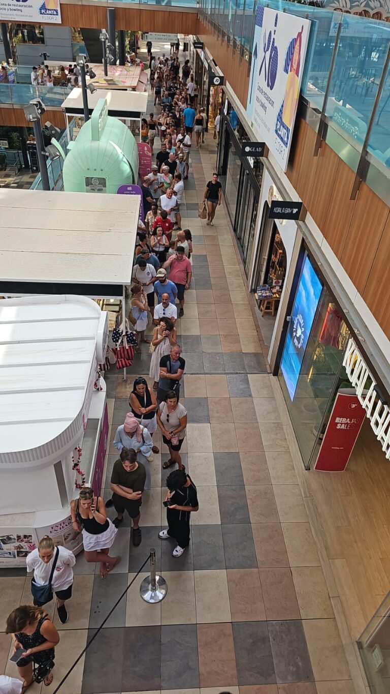 Largas colas en el Centro Comercial Habaneras para conseguir gafas para el eclipse solar