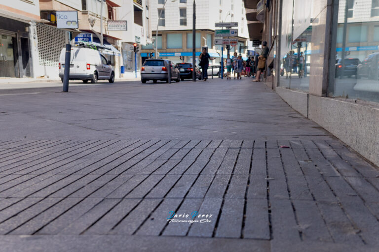 ¿Cuánto espacio debe quedar libre en las aceras de Torrevieja? Esto dice la normativa municipal