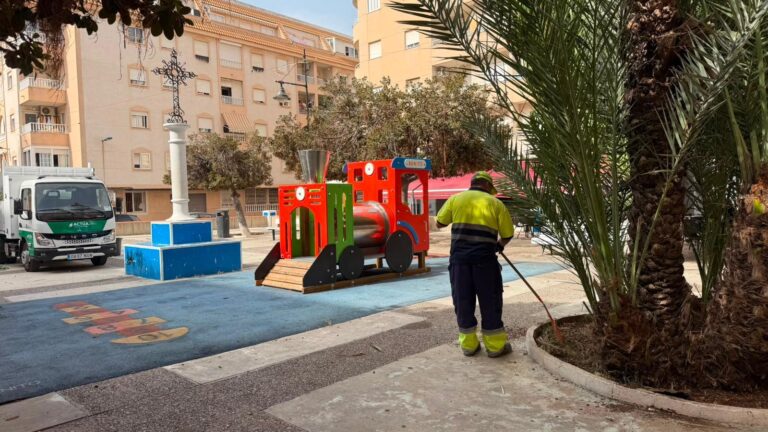 Torrevieja refuerza el mantenimiento de sus parques y jardines durante el verano y actúa en más de una decena de espacios verdes