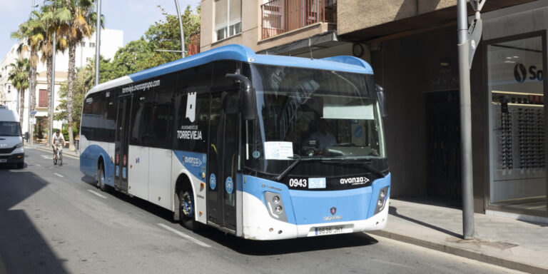 SUEÑA TORREVIEJA ESCUCHA A PIE DE CALLE A LOS  USUARIOS DE LA NUEVA RED DE AUTOBUSES PARA  CONTRIBUIR A MEJORAR EL TRANSPORTE URBANO