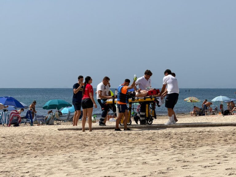 El servicio de socorrismo de completa en 13 minutos un simulacro de ahogamiento en la Playa de Los Locos