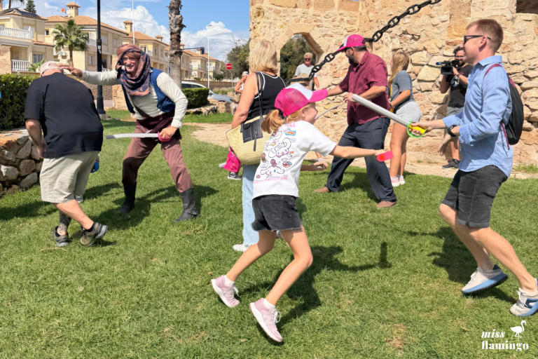 Miss Flamingo estrena “sal, fuego y piratas” en la Torre del Moro con una visita teatralizada para toda la familia