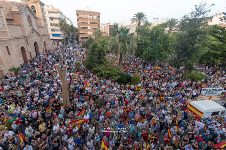 Miles de personas se concentran en Torrevieja en apoyo a Ceuta