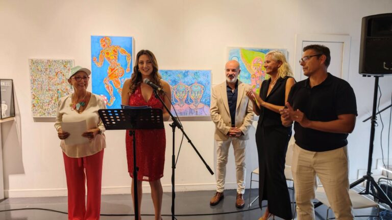 El arte multidisciplinar de Catlin Schlosser Bautista cobra vida en su inauguración en Torrevieja