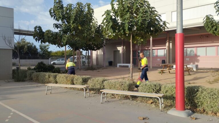 Torrevieja pone a punto las zonas verdes de los colegios ante la vuelta al cole