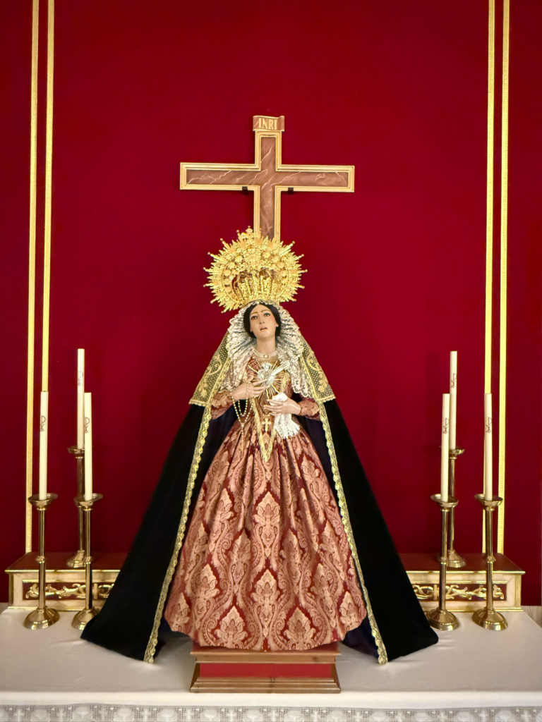 LA IMAGEN DE MARÍA SANTÍSIMA DEL SILENCIO AMANECE EN EL ALTAR DEL CRISCO CRUCIFICADO